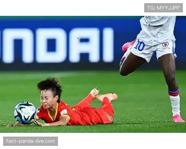 VAR争议引发判罚标准不一：裁判何时应坚持现场判决？