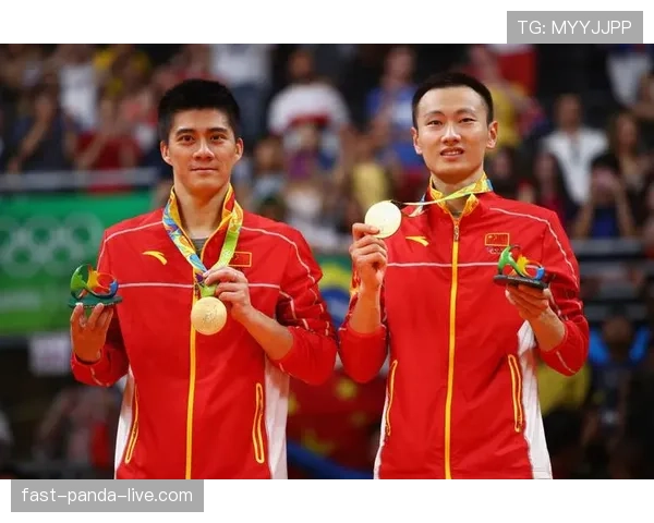 傅海峰退役后住广州豪宅，日常开保时捷接送孩子上学